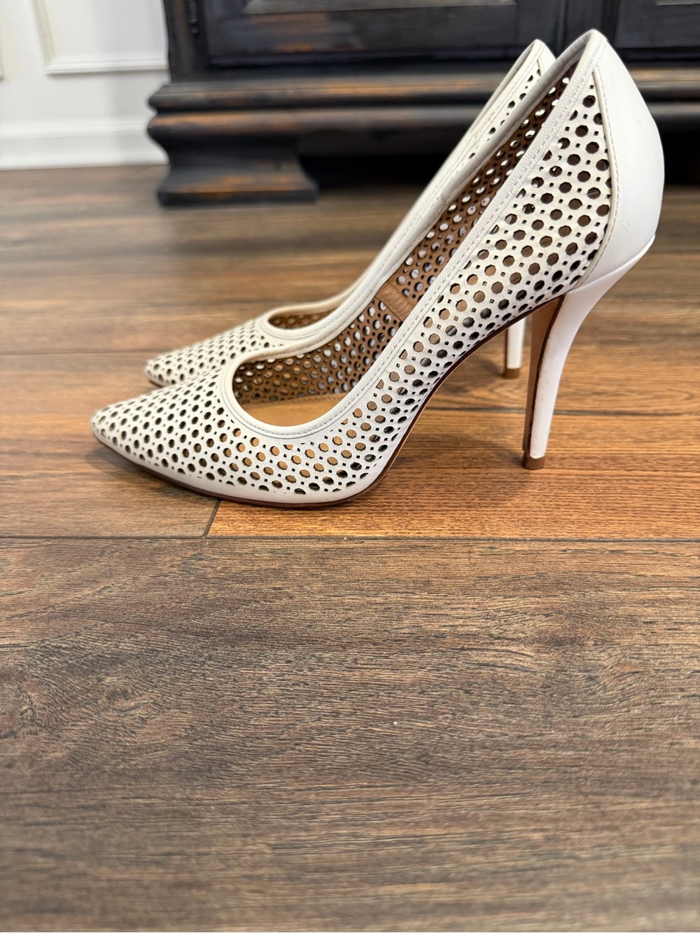 VC Signature Vince Camuto Carissah Perforated Leather Pumps Heels 6